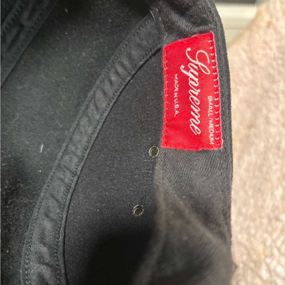 Supreme Black Snapback Hat with Iconic Logo - Picture 2 of 2